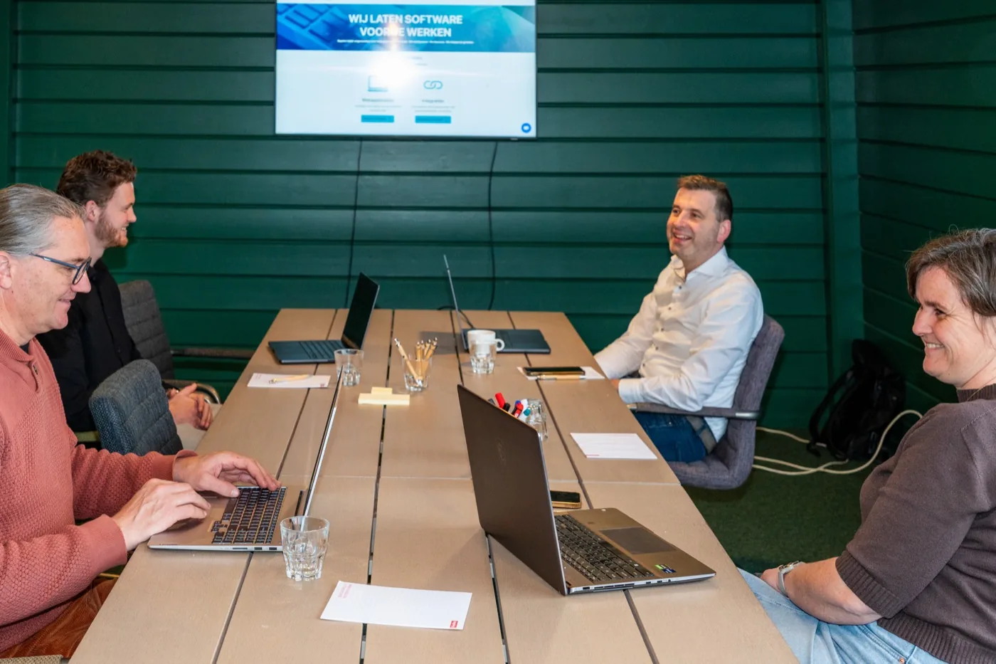 Het team van Squins in overleg aan de vergadertafel