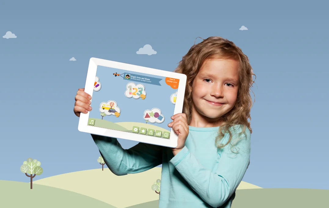 Kind speelt Talen leren met Emma op een tablet