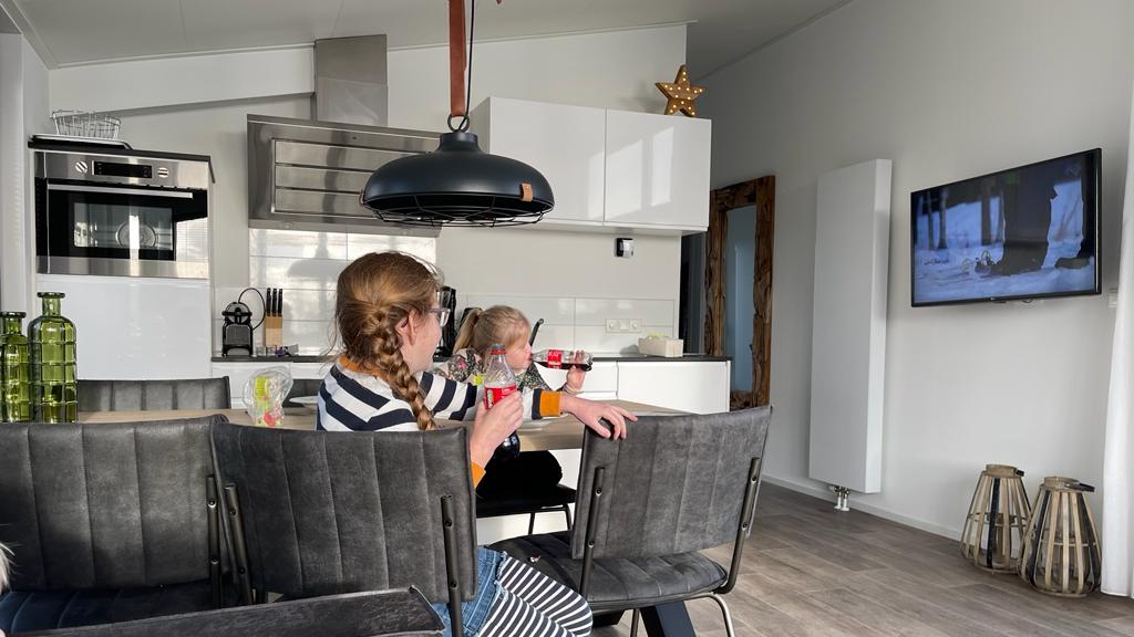 Küche - Esstisch für 6 Personen – schwenkbarer Smart-TV